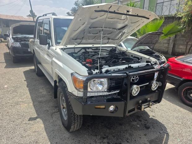 Toyota Hilux 2020 White