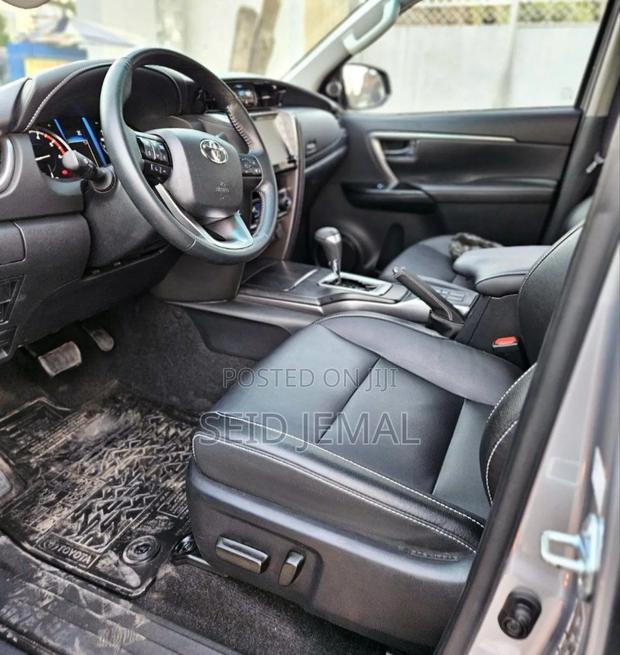 Toyota Fortuner 2023 Silver