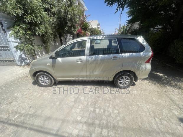 Toyota Avanza 2013 Gold