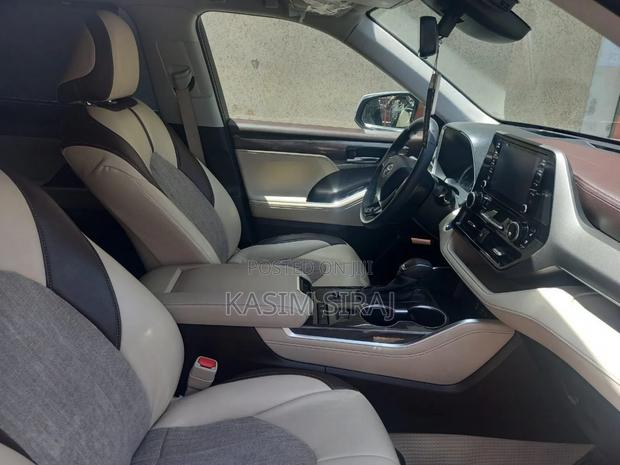 Toyota Highlander Hybrid 2022 Silver