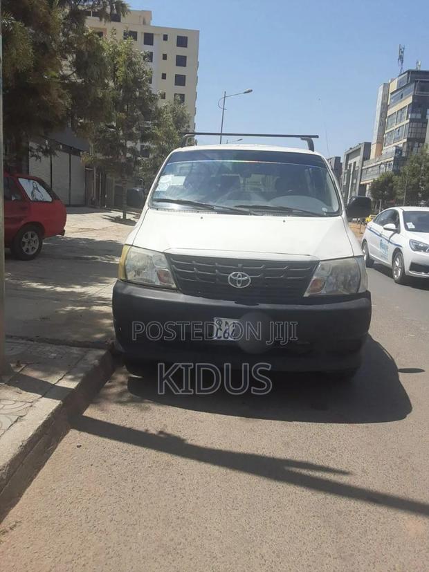 Toyota HiAce 220 2007 White