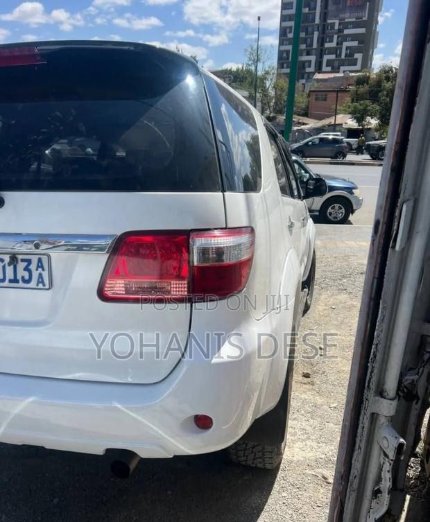 Toyota Fortuner 2011 Off white