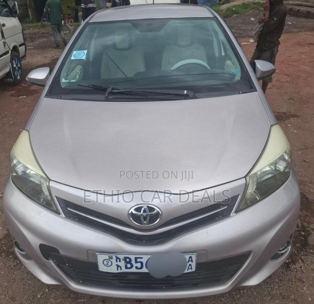 Toyota Yaris SE Hatchback 5dr 2012 Silver