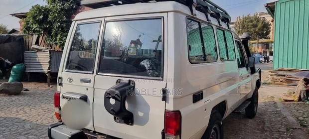 Toyota Land Cruiser 2011 White