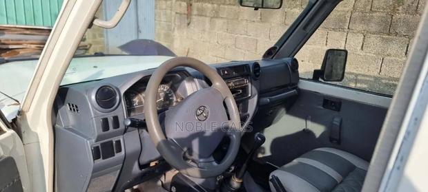 Toyota Land Cruiser 2011 White