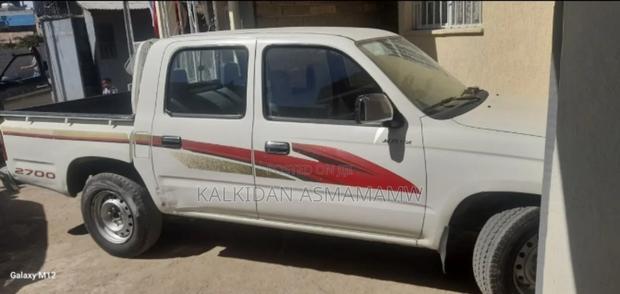 Toyota Hilux 2000 White
