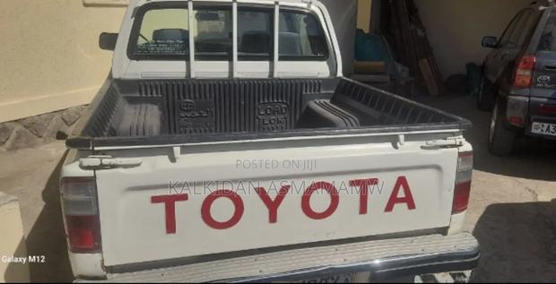 Toyota Hilux 2000 White