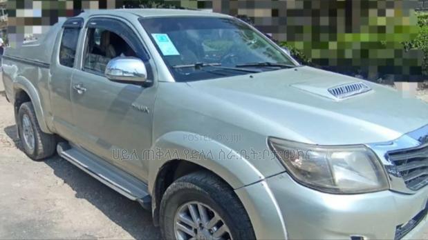 Toyota Hilux 2013 Silver