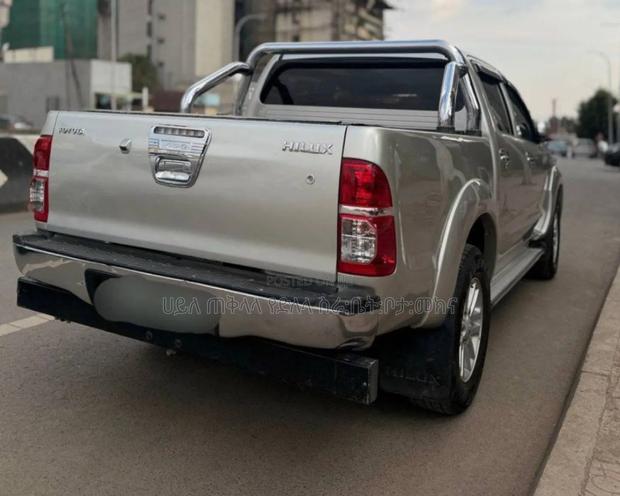 Toyota Hilux 2013 Gold