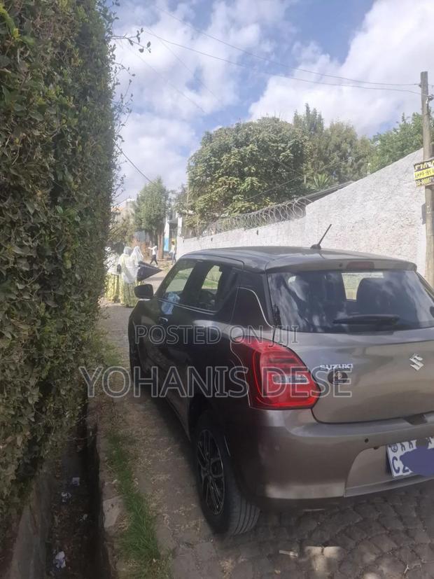 Suzuki Swift 2022 Maroon