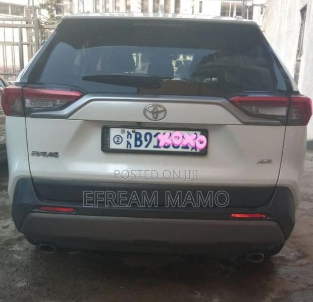 Toyota RAV4 2021 White