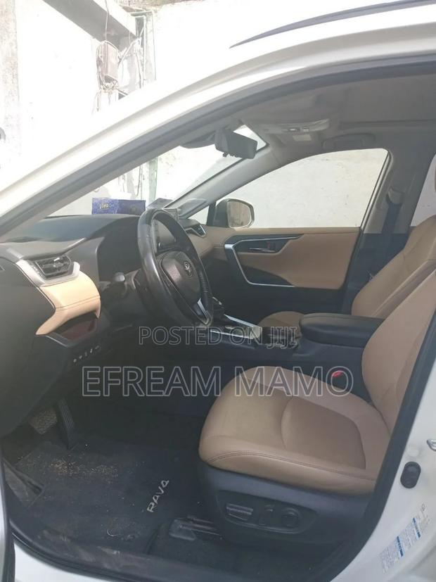 Toyota RAV4 2021 White