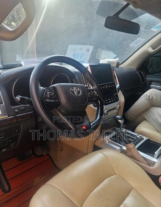 Toyota Land Cruiser 2011
