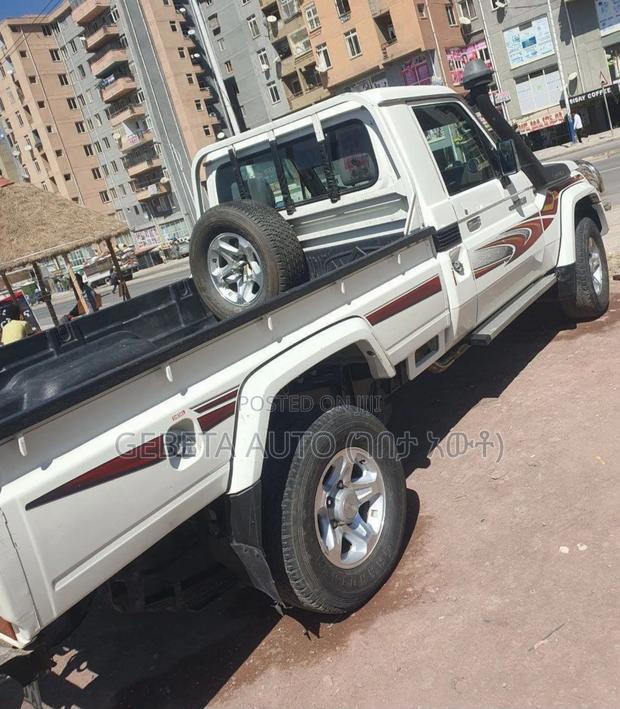 Toyota Land Cruiser 2012 White