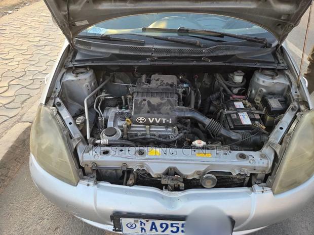 Toyota Vitz 2001 Silver