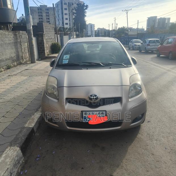 Toyota Yaris Base Hatchback 3dr 2010 Silver