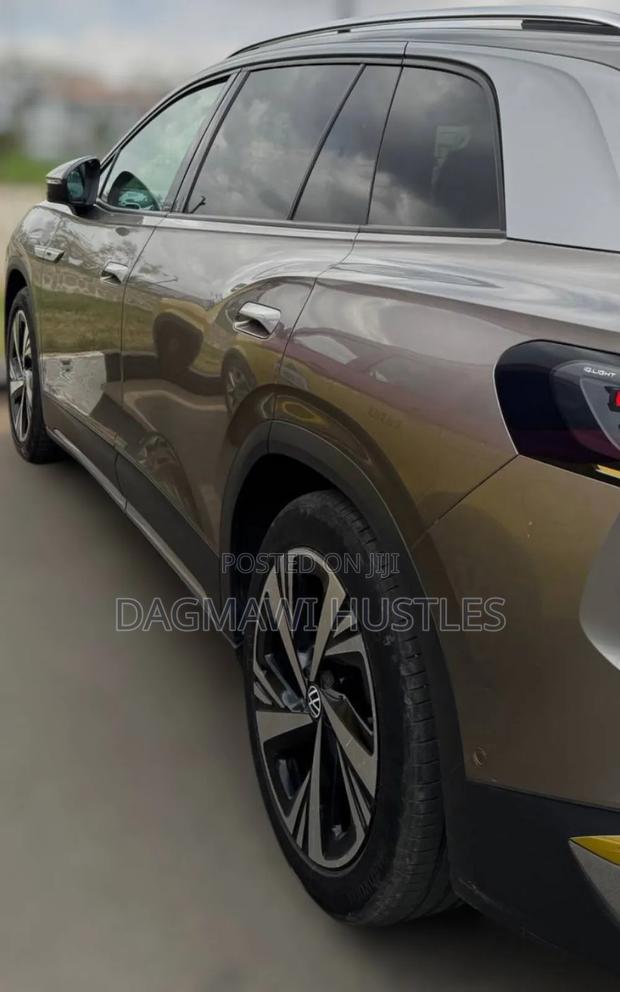 Volkswagen ID.6 2023 Gold