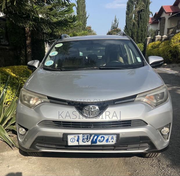 Toyota RAV4 LE AWD (2.5L 4cyl 6A) 2016 Silver