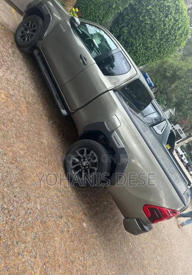 Toyota Hilux 2021 Ivory