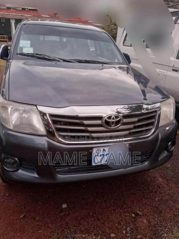 Toyota Hilux 2012 Gray