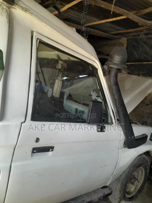 Toyota Land Cruiser 1989 White