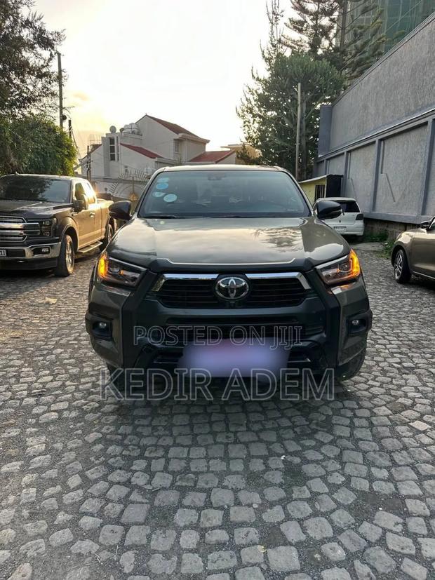 Toyota Hilux 2022 Gray