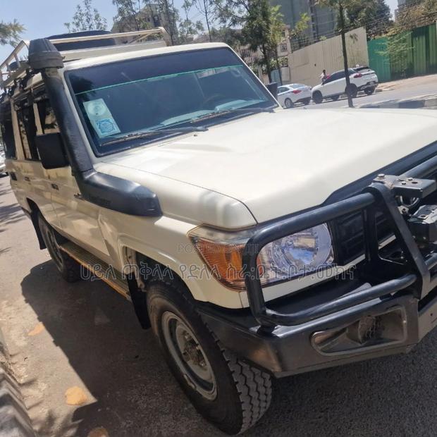 Toyota Land Cruiser 2017 White