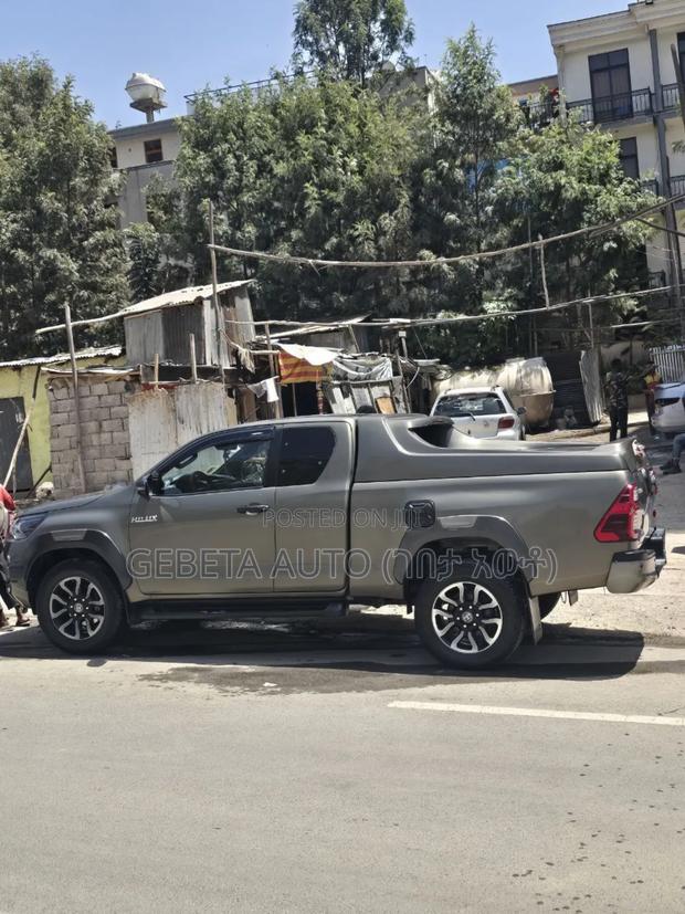 Toyota Hilux 2021 Gold