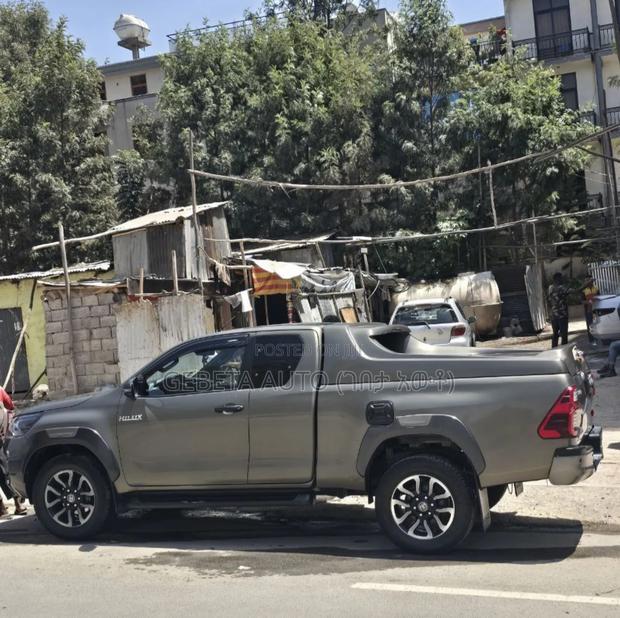 Toyota Hilux 2021 Gold