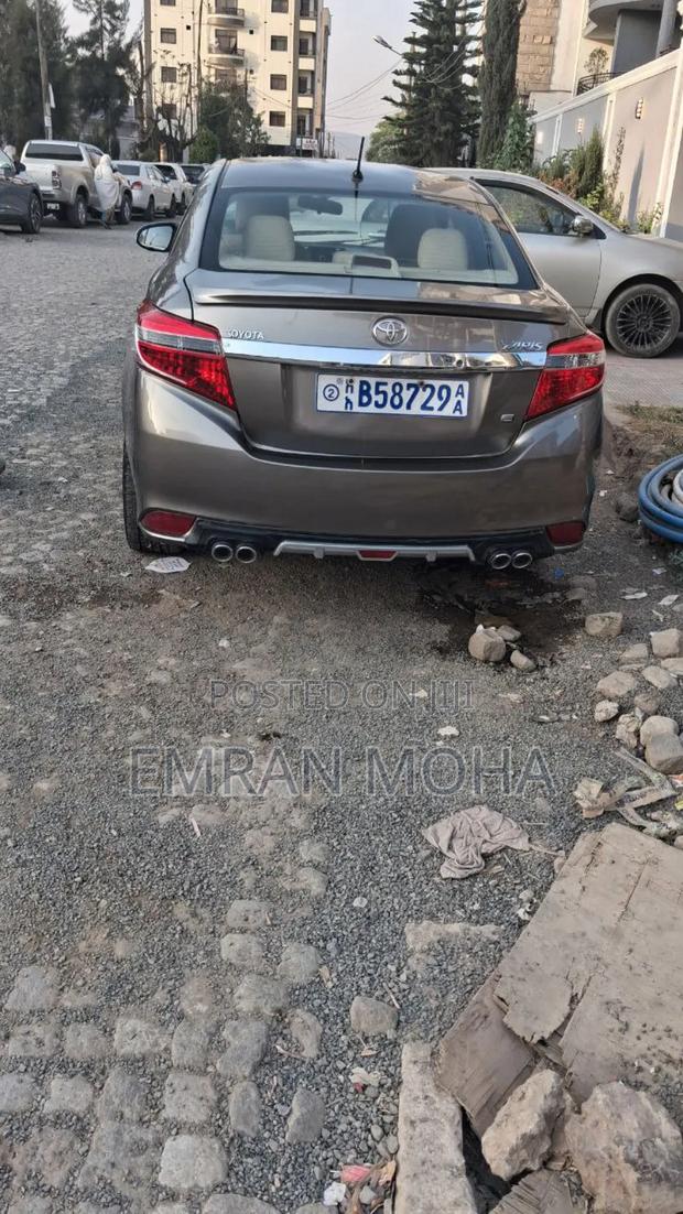 Toyota Yaris 2016 Gray