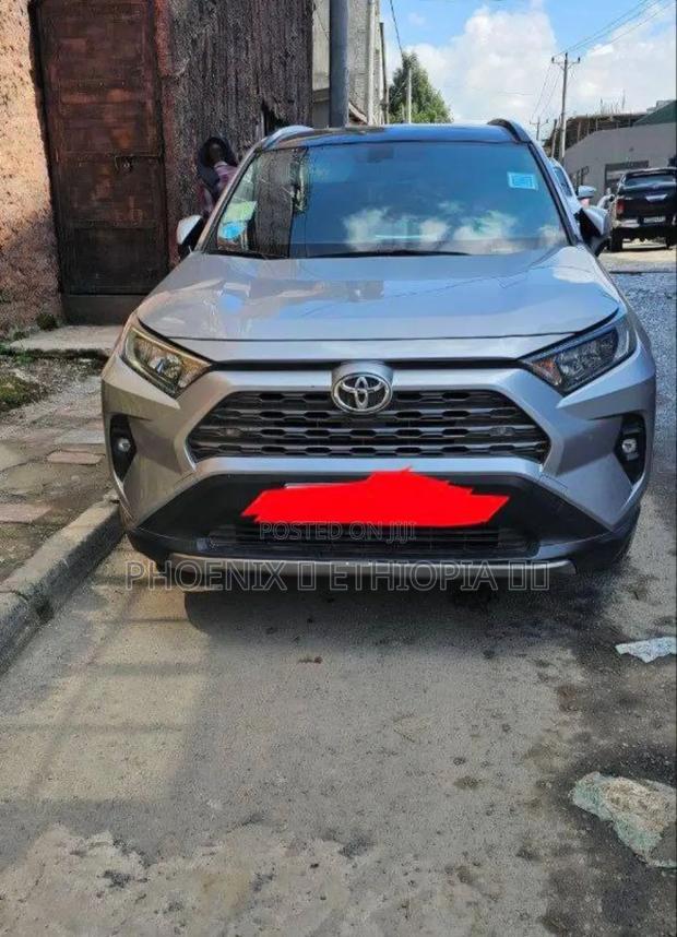 Toyota RAV4 2021 Silver