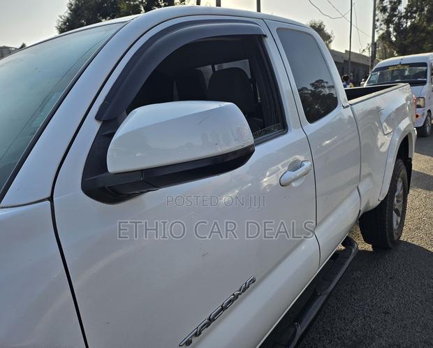 Toyota Tacoma 2017 White