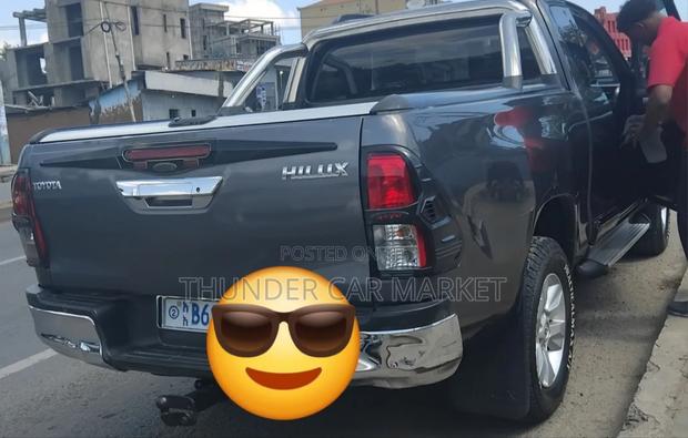 Toyota Hilux 2017 Gray