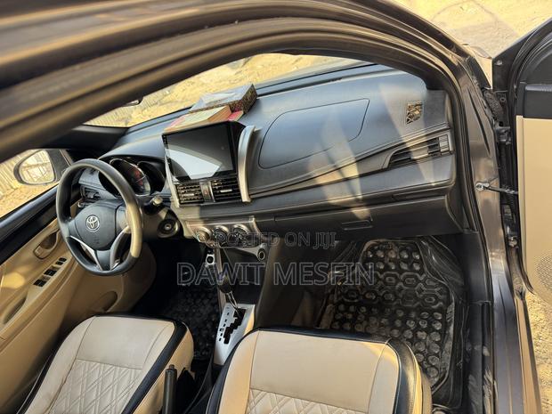 Toyota Yaris SE Hatchback 5dr 2014 Gray