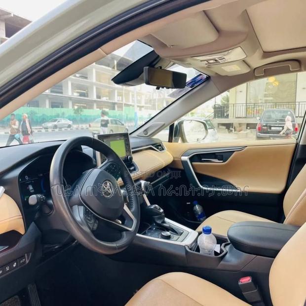 Toyota RAV4 Hybrid 2022 Green