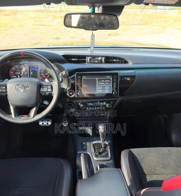 Toyota Hilux 2023 White