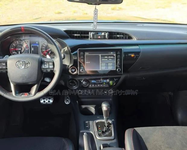 Toyota Hilux 2023 White