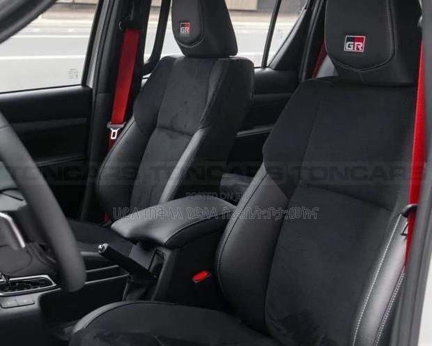 Toyota Hilux 2023 White