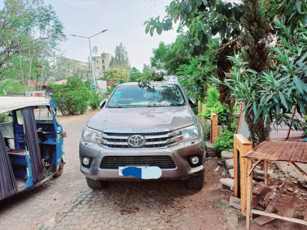 Toyota Hilux 2017 Gray