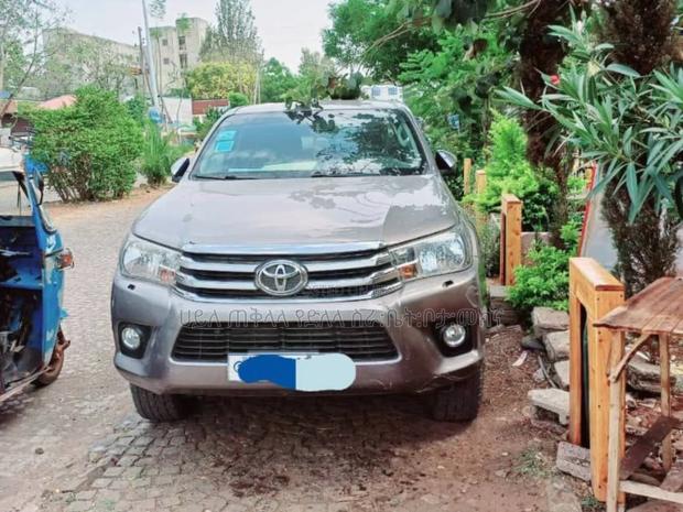 Toyota Hilux 2017 Gray