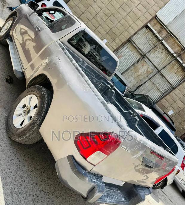 Toyota Hilux 2020 Brown