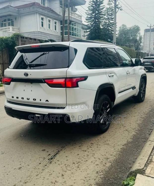 Toyota Sequoia Platinum 4WD 2024 White