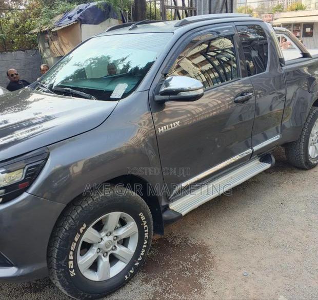 Toyota Hilux 2017 Gray