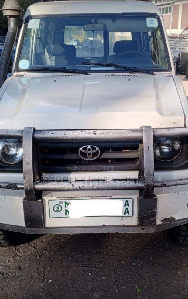 Toyota Land Cruiser 2006 White