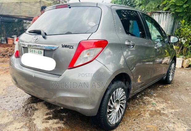 Toyota Yaris 2011 Gray