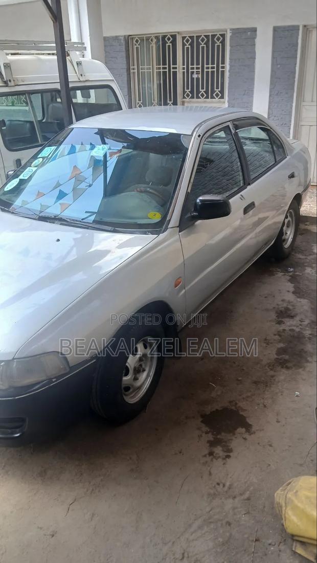 Mitsubishi Mirage 2000 Gray