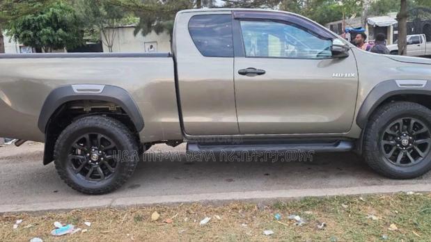 Toyota Hilux 2021 Maroon