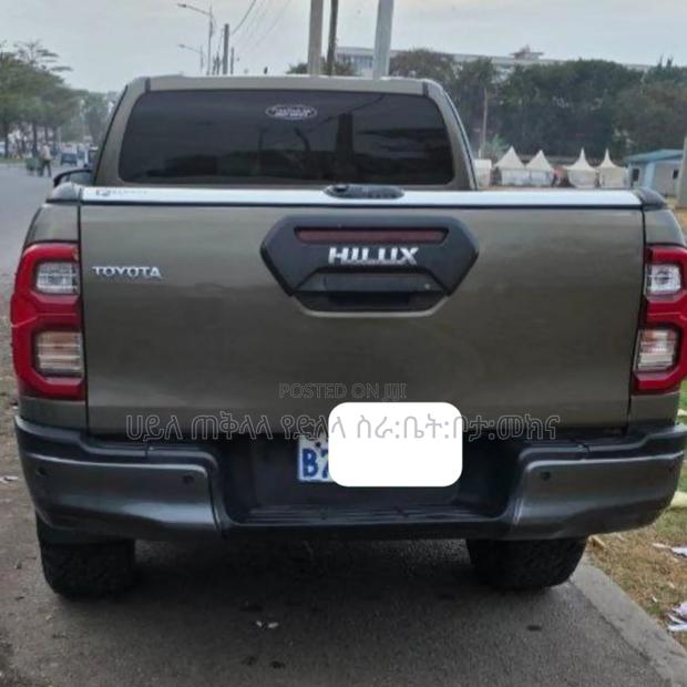 Toyota Hilux 2021 Maroon