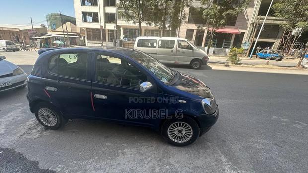 Toyota Vitz 2001 Blue