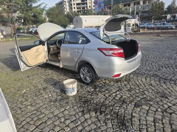 Toyota Yaris 2017 Silver